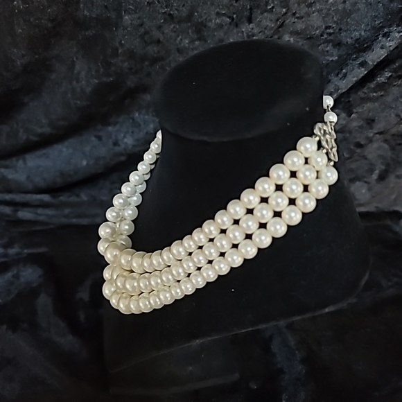 Vtg Triple Strand Faux Pearl Necklace Choker - Picture 6 of 15